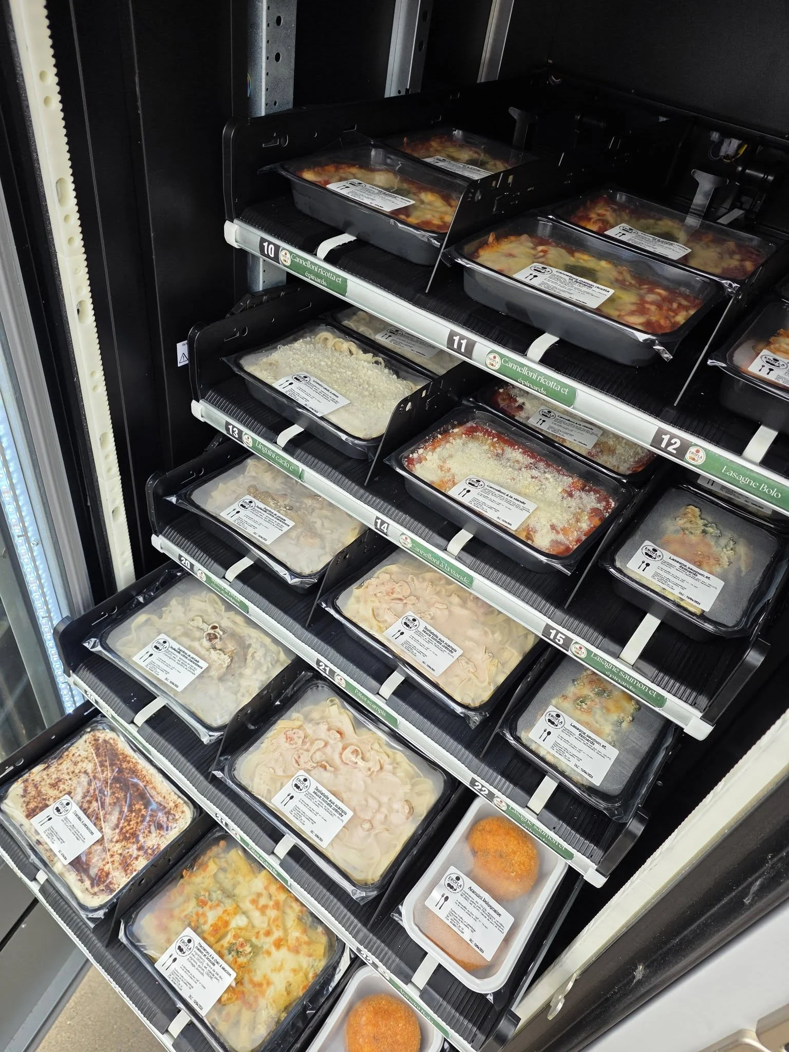 Plats préparés dans le distributeur réfrigéré d’Erofla.