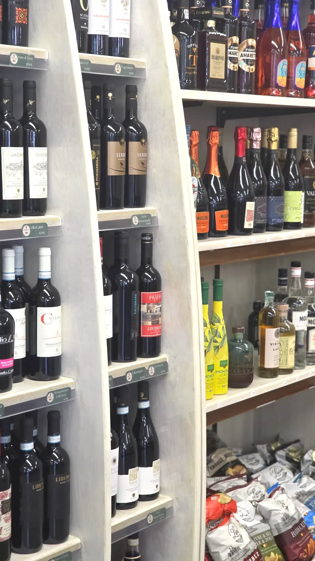 Rayons de vins italiens dans le magasin Erofla à Casteau.