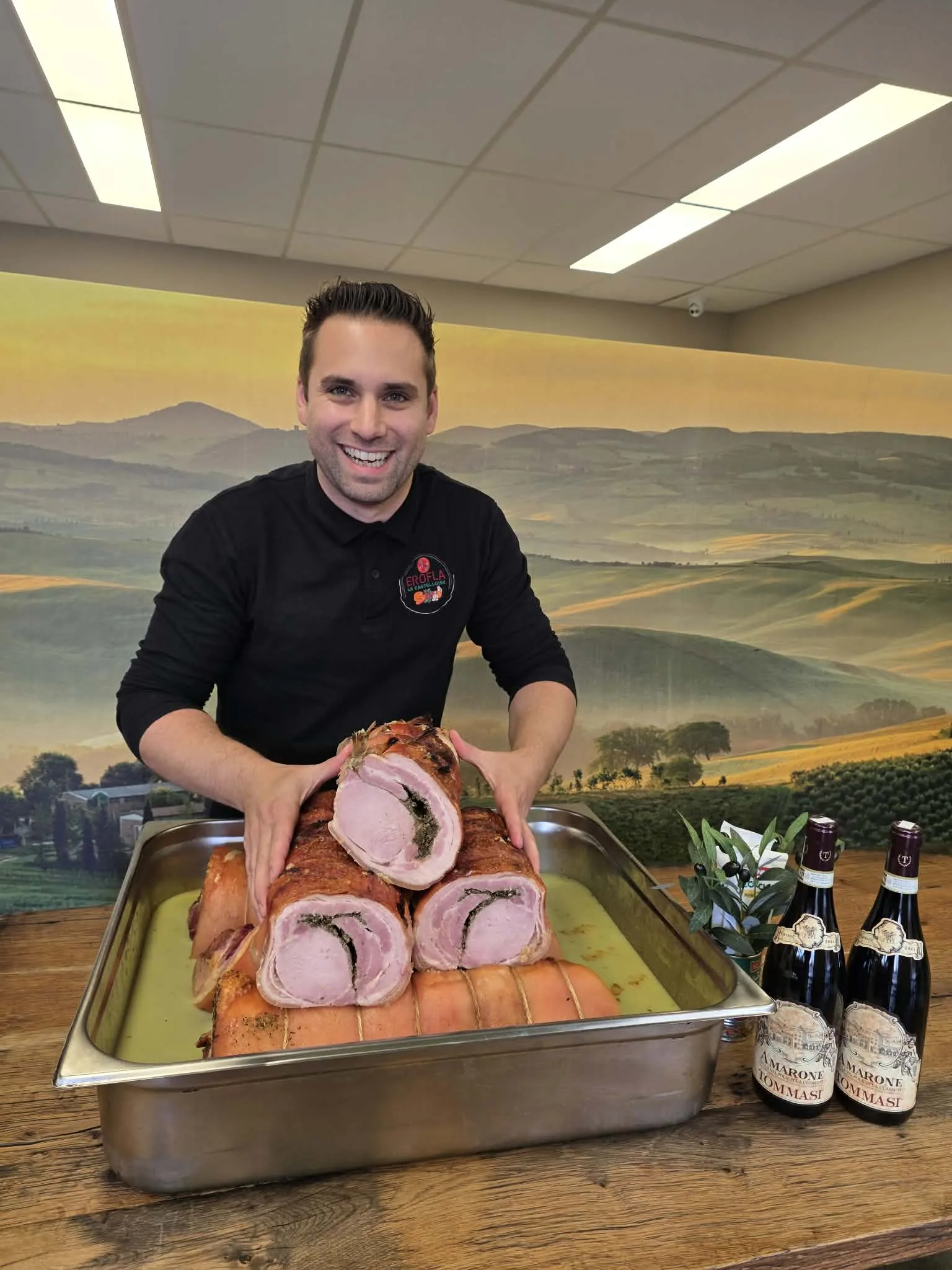 Eros présente la porchetta préparée chez Erofla.
