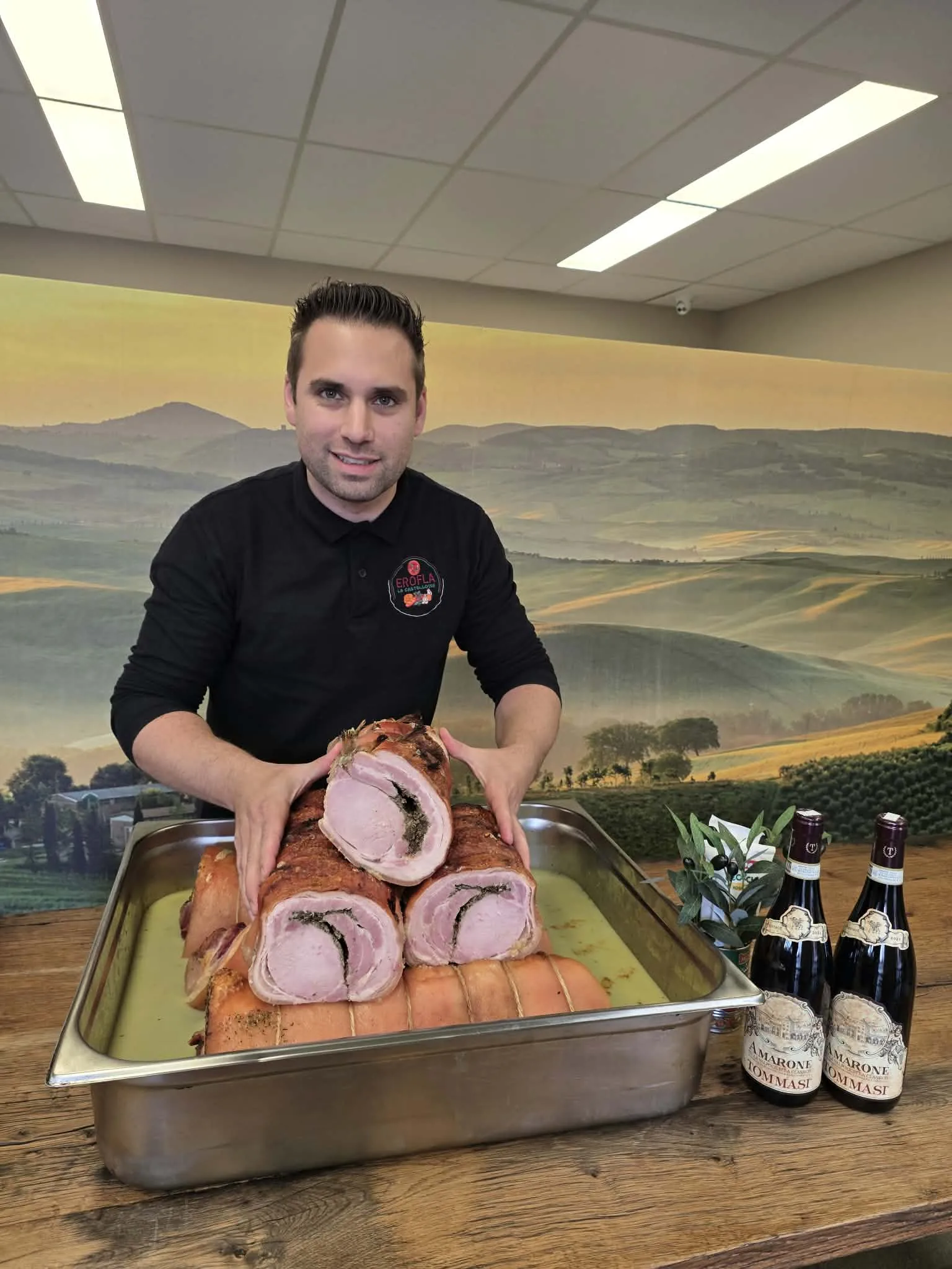 Eros présente la porchetta artisanale, préparée sur place au magasin de Casteau.