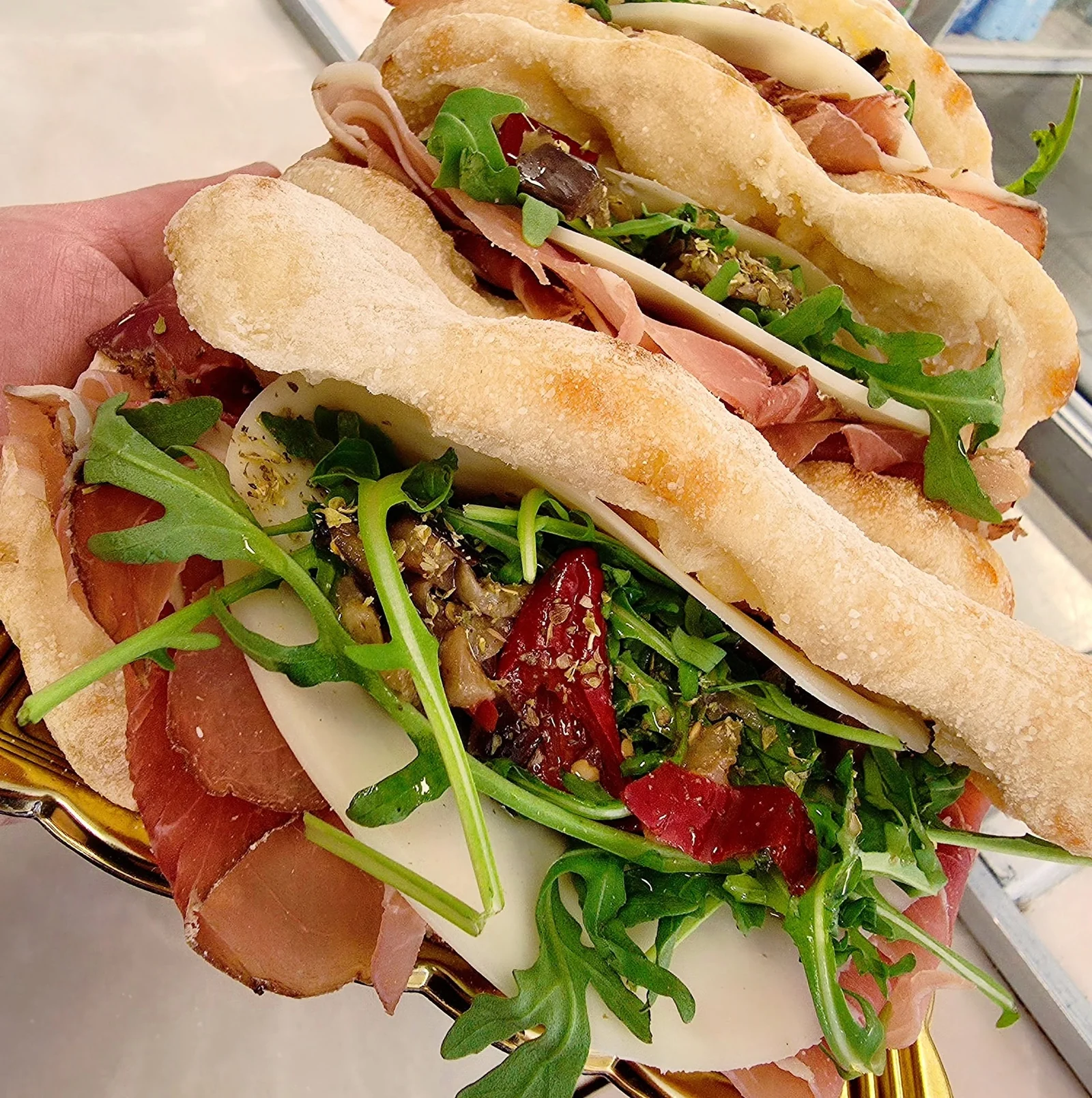 Focaccias garnies au comptoir d’Erofla.