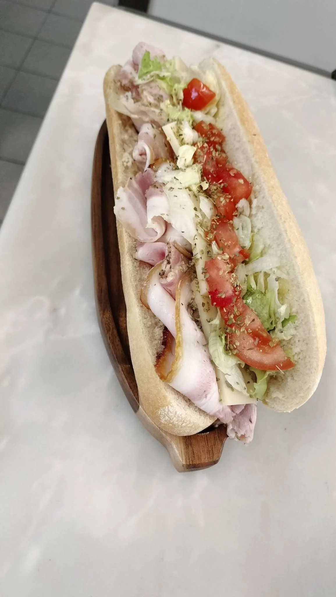 Sandwich garni préparé au comptoir d’Erofla.